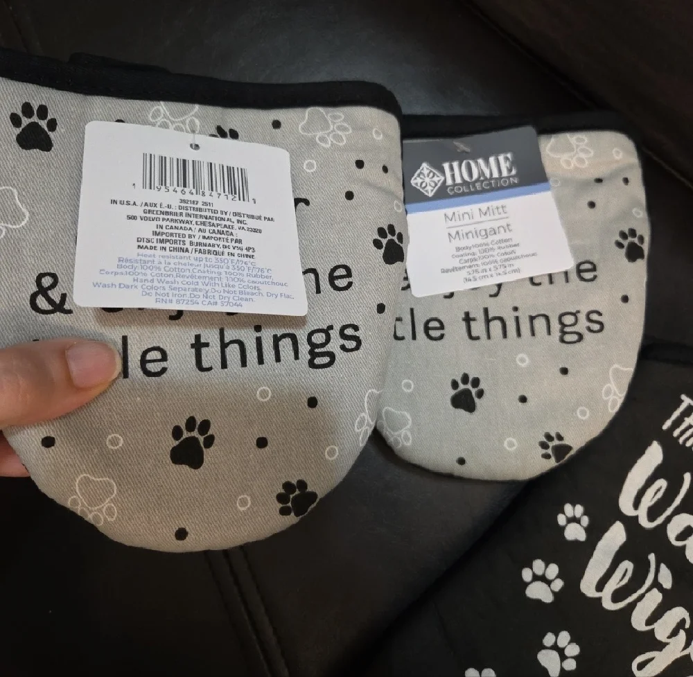 Wags & Wiggles Dog Paw 4 Piece Oven Mitt Set - Black & Gray
